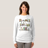 猫が本棚に横たわって本を読む Tシャツ (正面フル)