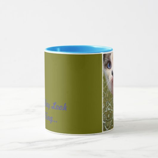 猫が王様の杯を見るかもおもしろいしれない マグカップ (中央)