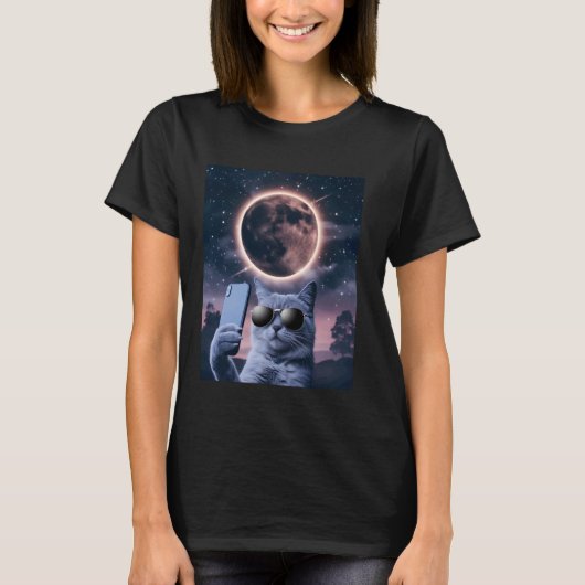 猫が皆既月食と一緒にセルフィーを撮る 3月 Tシャツ (正面)