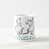 "猫が眠るとき、ネズミは踊ります" コーヒーマグカップ (中央)