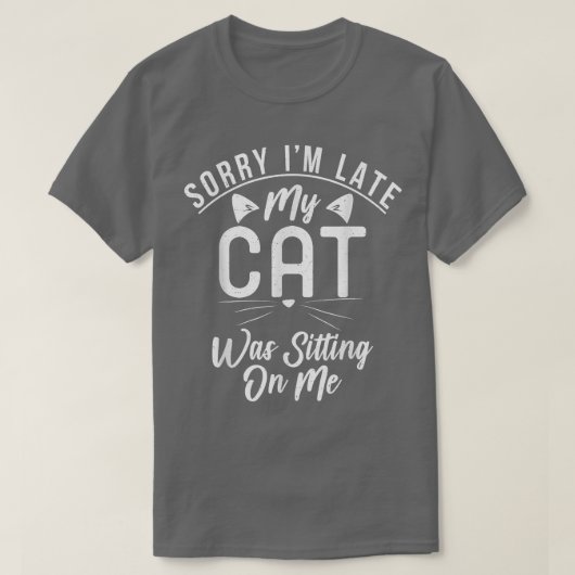 猫が私の上に座って遅くなってごめんなさいL Tシャツ (デザイン正面)