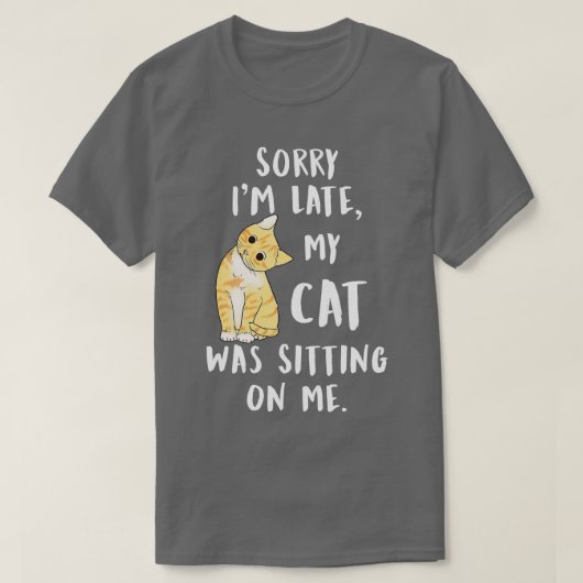 猫が私の上に座って遅れてごめんなさい Tシャツ (デザイン正面)