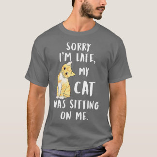 猫が私の上に座って遅れてごめんなさい Tシャツ