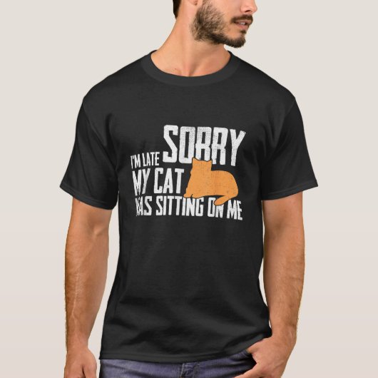 猫が私の上に座るのが遅くなってごめんなさいおもしろい。 Tシャツ (正面)