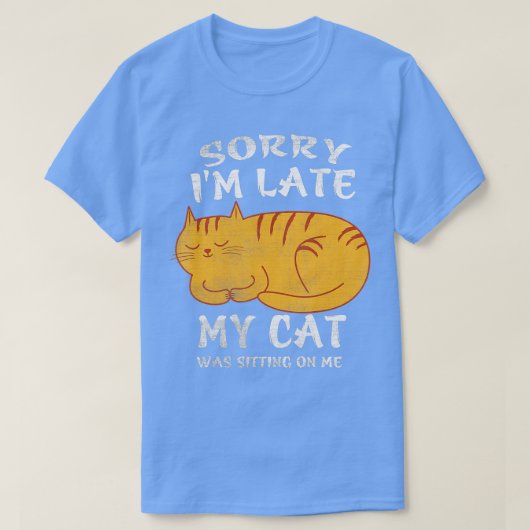 猫が私の上に座るのが遅くなってごめんなさいおもしろい。 Tシャツ (デザイン正面)