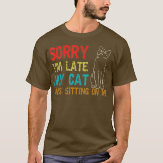 猫が私の上に座るのが遅くなってごめんなさい Tシャツ