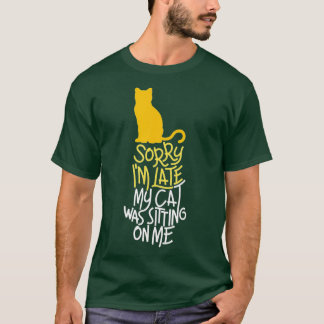 猫が私の上に座るのが遅くなってごめんなさい Tシャツ
