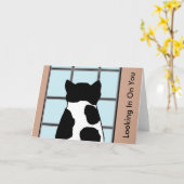 猫が窓から覗き込む「あなたを見ている」 カード (黄色い花)