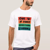 猫が第一 他は後回し 面白い 猫好き ヴィンテージ Tシャツ (正面)