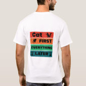 猫が第一 他は後回し 面白い 猫好き ヴィンテージ Tシャツ (裏面)