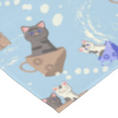 猫が箱に入りミルクが青く滴る テーブルクロス (アングル)