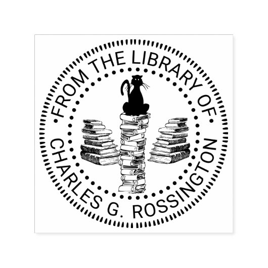 猫が背の高い本の山に座っている 図書館名 セルフインキングスタンプ (デザイン)