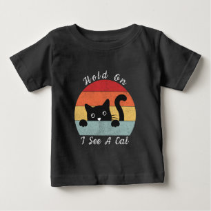 猫が見えるのを見よくはしゃぐてユーモアのある覗く ベビーTシャツ