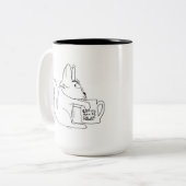 猫が言うには、コーヒーを飲むと感じ殺される量が減る ツートーンマグカップ (正面左)