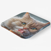 猫が誕生日のカップケーキをなめている ペーパープレート (傾斜あり)