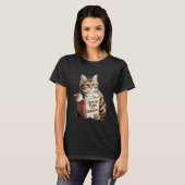 猫が読む本 ネコのための 人間のしつけ方 面白いギフト Tシャツ (正面フル)