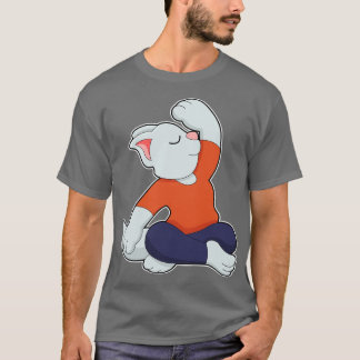 猫が足を組んでヨガをしているところ Tシャツ