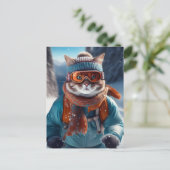 猫が雪の斜面をスキーしている ポストカード (スタンド正面)