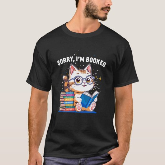 猫ちゃんが本を読んでいる可愛いデザインのTシャツ 読書好きな人へ Tシャツ (正面)