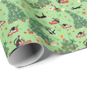 猫とおもしろいクリスマスツリーのトラブル緑 ラッピングペーパー (ロールコーナー)