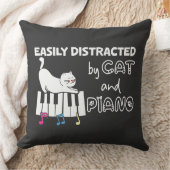 猫とおもしろいピアノのミュージシャンに気を取られる クッション (ブランケット)