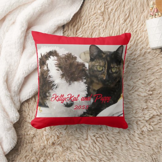 猫とおもちゃの犬またはペットの写真の赤いトリム クッション (ブランケット)