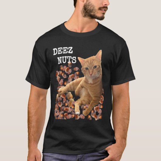 猫とどんぐりのDEEZ NUTSジョーク Tシャツ (正面)