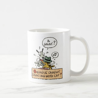 猫とのビーグル犬によってつかまえられる踊り コーヒーマグカップ