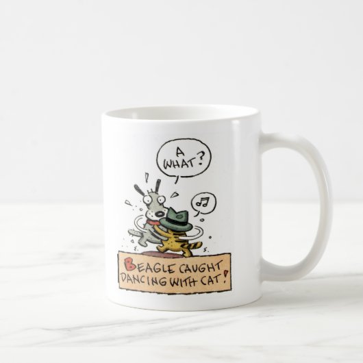 猫とのビーグル犬によってつかまえられる踊り コーヒーマグカップ (右)