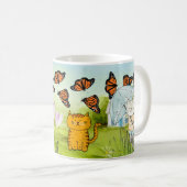 猫とよくはしゃぐ蝶の自然シーン コーヒーマグカップ (正面右)