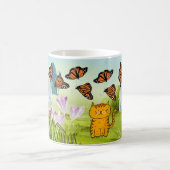 猫とよくはしゃぐ蝶の自然シーン コーヒーマグカップ (中央)