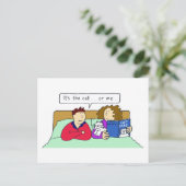 猫とカップルのベッド人間関係ユーモア ポストカード (スタンド正面)