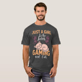 猫とゲームが好きな女の子 ゲーム中の猫 Tシャツ (正面フル)
