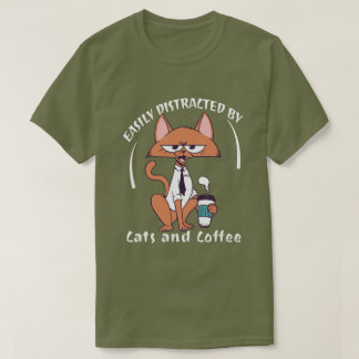 猫とコーヒーに惑わされがち 猫好きのためのおもしろデザイン Tシャツ