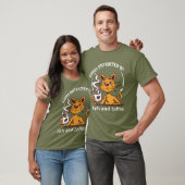 猫とコーヒーに惑わされる 面白い 猫好き Tシャツ (ユニセックス)