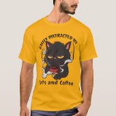 猫とコーヒーに惑わされる 面白い 猫好き Tシャツ (正面)