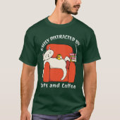 猫とコーヒーに惑わされる 面白い 猫好き Tシャツ (正面)