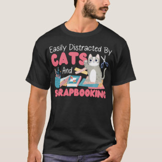 猫とスクラップブッキングに夢中になる猫のスクラップブッキング Tシャツ