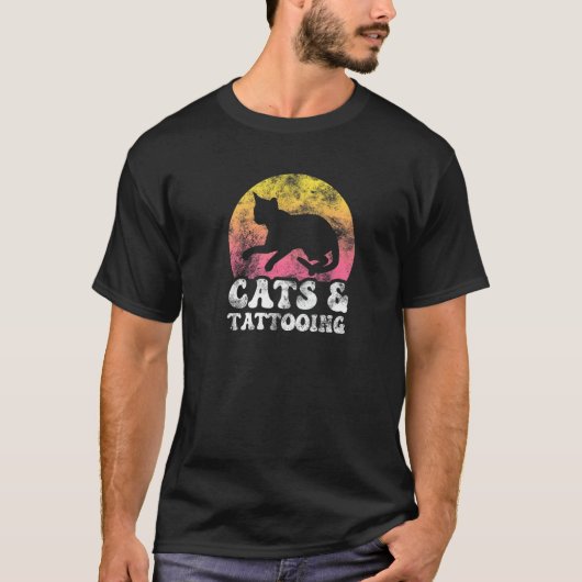 猫とタトゥーのヴィンテージなレトロな趣味 Tシャツ (正面)