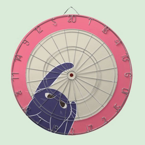 猫とダーツ 下から ダーツボード