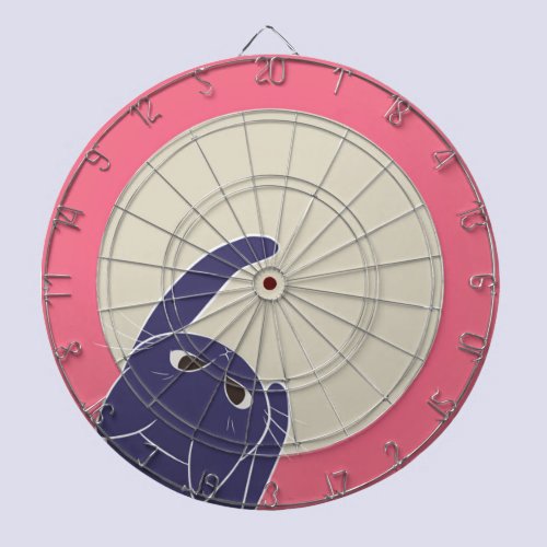 猫とダーツ 下から ダーツボード