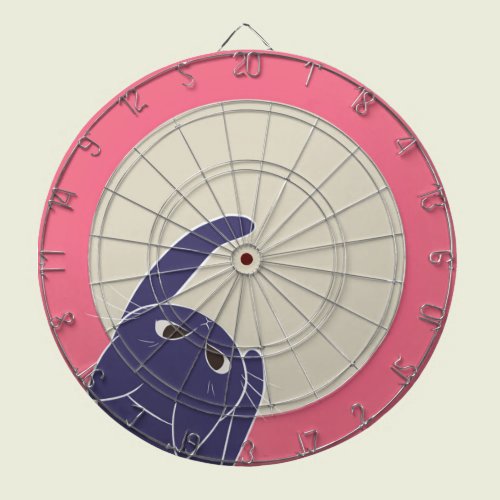 猫とダーツ 下から ダーツボード