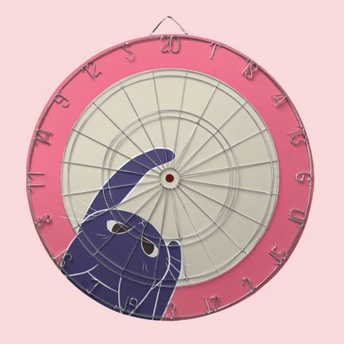 猫とダーツ 下から ダーツボード