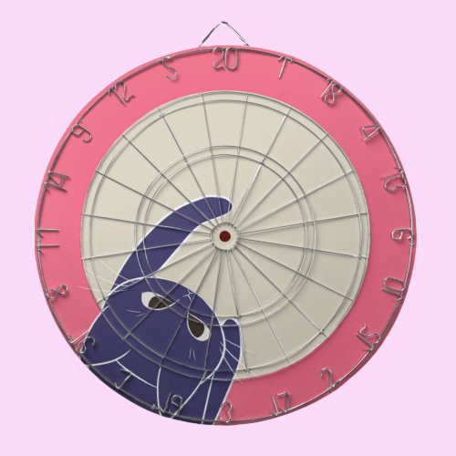 猫とダーツ 下から ダーツボード