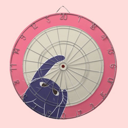 猫とダーツ 下から ダーツボード