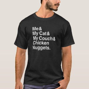 猫とチキンナゲット内向的なチキン見る Tシャツ