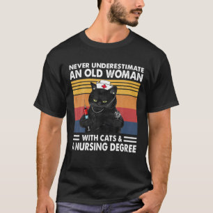 猫とヌールを飼ったおばあさんを決して過小評価しない Tシャツ