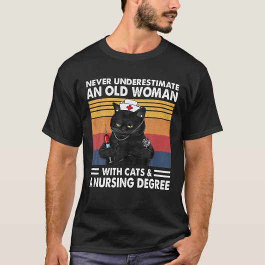 猫とヌールを飼ったおばあさんを決して過小評価しない Tシャツ (正面)