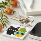 猫とパイナップルは最高の友達だ キーホルダー (正面右)