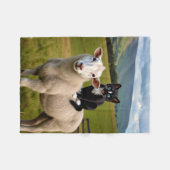 猫とヒツジ – フェリーニの田舎乗り フリースブランケット (正面(横))